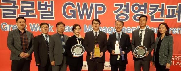 승강기안전공단이 ‘대한민국 일하기 좋은 100대 기업’시상식에서 대상을 수상했다. 김영기 공단 이사장(오른쪽 3번째)은 ‘한국에서 가장 존경받는 CEO’에 선정되는 영광을 안았다. 