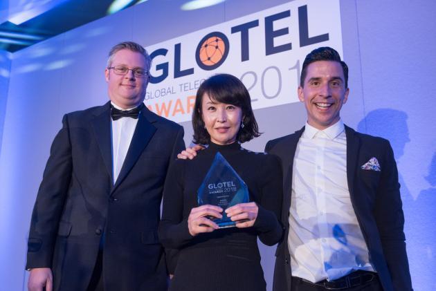 SK텔레콤은 8일(현지시간) 영국 런던에서 열린 ‘글로벌 텔레콤 어워드’에서 ‘미디어 서비스 혁신상’을 수상했다고 9일 밝혔다. 사진은 SK텔레콤 연구원이 수상하고 있는 모습.