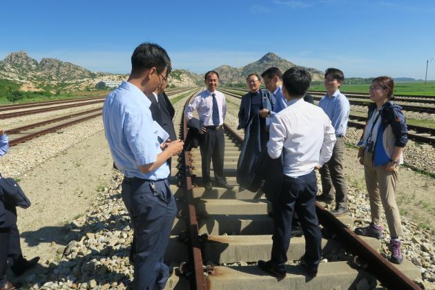 지난 7월 20일 남북 철도 공동점검을 위해 방북한 우리측 대표단이 감호역 철로를 살펴보고 있다. 