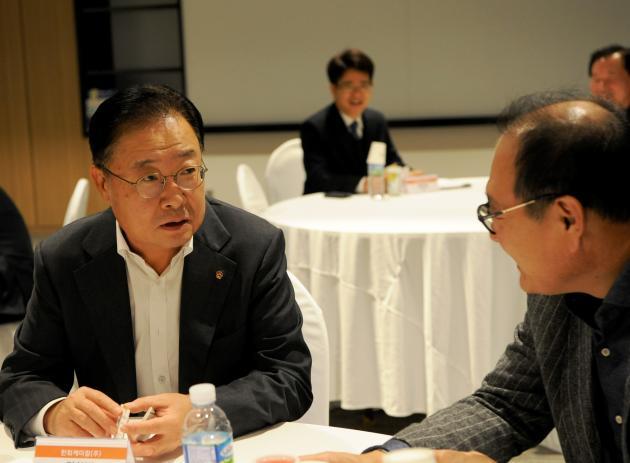 한화케미칼 김창범 부회장이 8일 에너지 상생 협력 간담회에서 협력사 대표와 대화를 나누고 있다.
