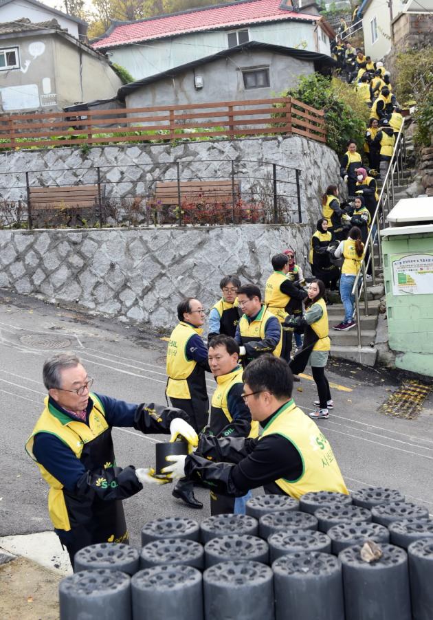 S-OIL 임직원 봉사단이 9일 서울 홍제동에서 연탄 배달 봉사활동을 펼치고 있다.