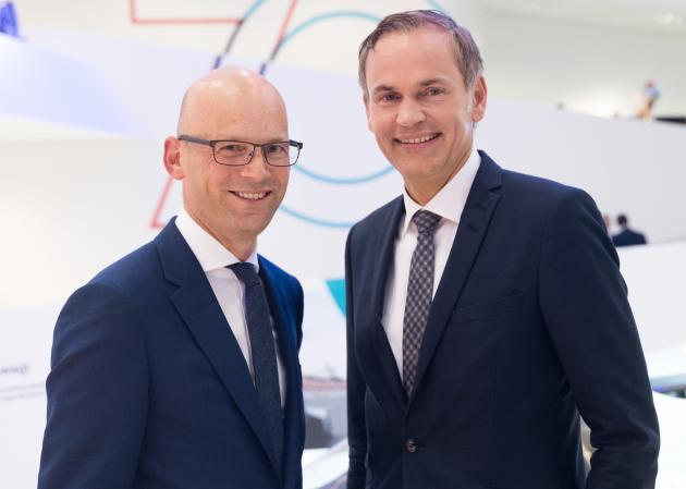 마크 랑거(왼쪽) 휴고 보스 AG 최고경영자와 올리버 블루메 포르쉐 AG 이사회 회장이 파트너십을 맺었다.