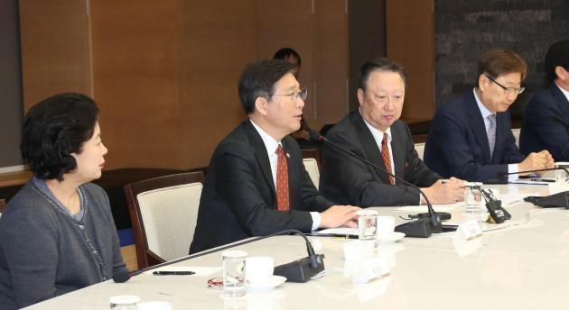 성윤모 산업통상자원부 장관(왼쪽 2번째)이 12일 열린 대한상의 초청간담회에서 모두발언을 하고 있다.