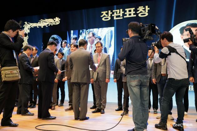 소닉티어 박준서 대표가 지난달 24일 삼성동 코엑스에서 진행된 제13회 전자·IT의 날 기념식에서 산업통상자원부 장관 표창을 수상하고 있다.