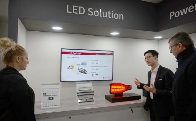 LG이노텍 직원이 세계 최대 부품전문 전시회 ‘일렉트로니카(Electronica) 2018’에서 관람객에게 차량용 LED를 소개하고 있다. LG이노텍은 13일부터 나흘간 독일 뮌헨에서 열리는 이번 전시회에서 최첨단 차량용 전장부품 50여 종을 선보인다.
