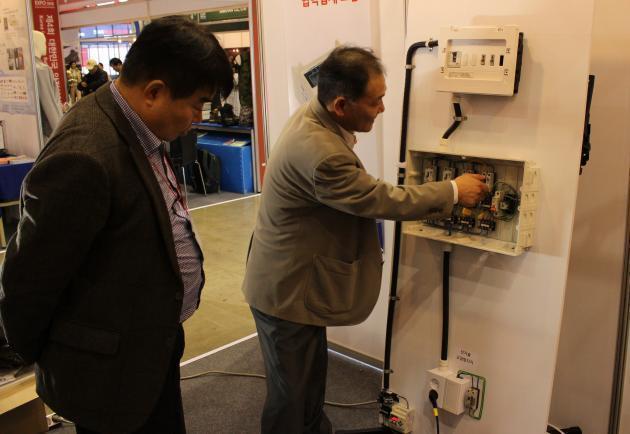 김인태 아이티이 전무(오른쪽)가 ‘전기고장 자동탐지 제어장치’ 시연을 보이고 있다.