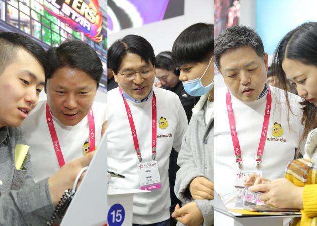 (왼쪽부터) 권영식 대표, 백영훈 부사장, 전동해 부사장이 지스타 현장 부스에서 관람객의 게임 시연을 도와주고 있다.