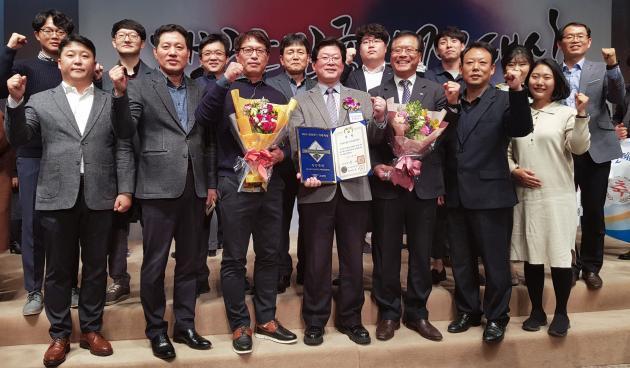 김우곤 한국남부발전 하동발전본부장(앞줄 왼쪽에서 네 번째)을 비롯한 관계자들이 '제17회 대한민국안전대상' 대통령상 수상 후 기념사진을 촬영하고 있다.