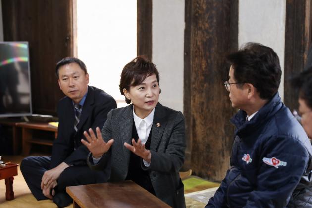 김현미 국토교통부 장관이 16일 경북 혁신도시를 방문해 현장 관계자들과 발전방안을 논의하고 있다.