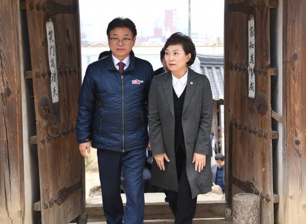 김현미 국토부장관이 16일 임청각을 방문했다. 왼쪽이 이철우 경북도지사, 오른쪽이 김현미 장관