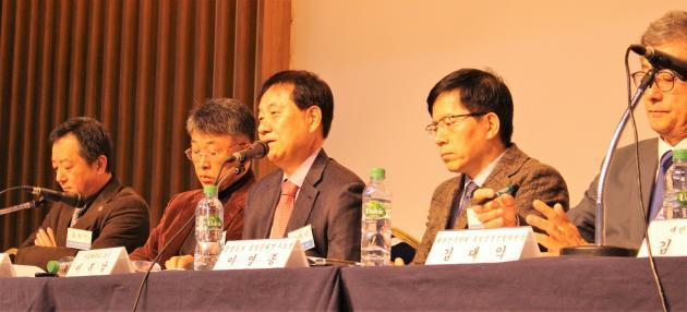 19일 서울 역삼동 과학기술회관에서 열린 ‘제17회 한반도국토포럼’에서 인프라 분야 전문가들이 토론을 진행하고 있다.