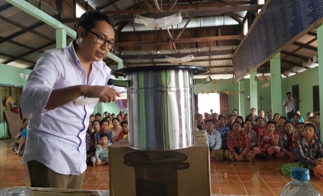 GS칼텍스의 쿡스토브 지원사업 협력사(에코아이) 관계자가 미얀마 주민에게 쿡스토브를 설명하고 있다.