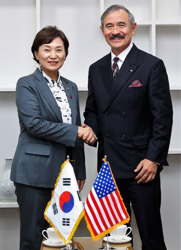 김현미 국토교통부 장관(왼쪽)은 20일 정동 국토발전전시관에서 가진 해리 해리스 주한미국 대사와의 면담에서 남북 철도·도로 사업에 대한 미국 측의 이해 및 협조를 당부했다.