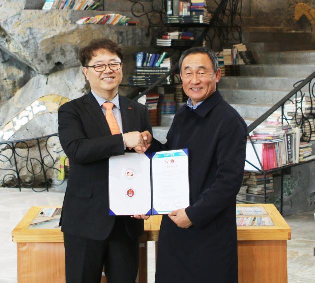 박일준 한국동서발전 사장(왼쪽)과 강우현 탐나라상상그룹 대표가 협약 체결 후 기념 촬영을 하고 있다.