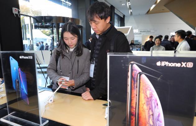 사단법인 전국이동통신유통협회가 애플의 아이폰 공급정책을 강도 높게 비난하고 나섰다. 사진은 출시일인 지난 2일 오전 서울 종로구 광화문 KT 스퀘어에서 예약구매자들이 신형 아이폰을 살펴보는 모습.