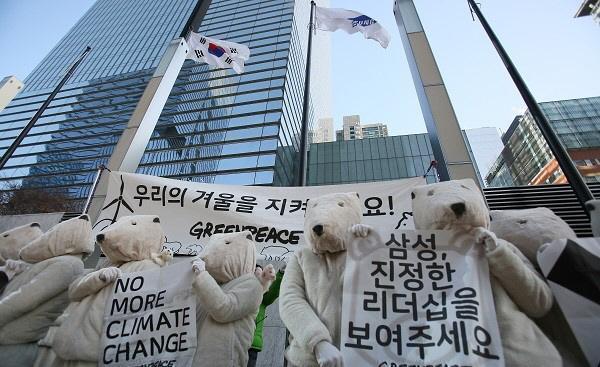 그린피스 활동가들이 지난해 말 서울 삼성전자 서초사옥 앞에서 삼성전자의 재생에너지 전력사용을 촉구하는 퍼포먼스를 하고 있다(출처=그린피스)