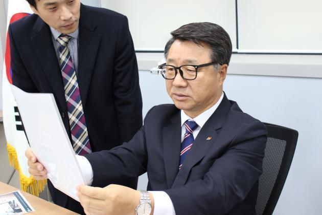 김선복 전기기술인협회장이 TO21이 개발한 스마트글래스를 시연해보고 있다.