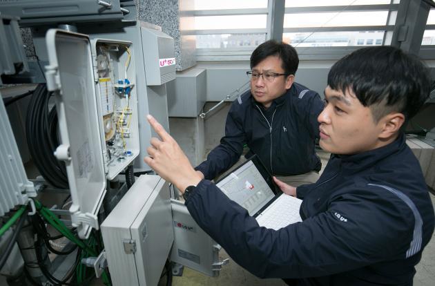 LG유플러스 직원들이 새로 개발된 광선로감시시스템을 시험하고 있다.