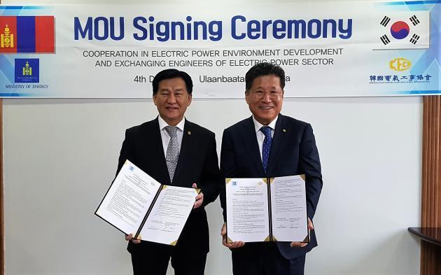 류재선 회장(오른쪽)과 다바수렌 몽골 에너지부 장관이 업무협약을 체결한 후 기념촬영을 하고 있다.