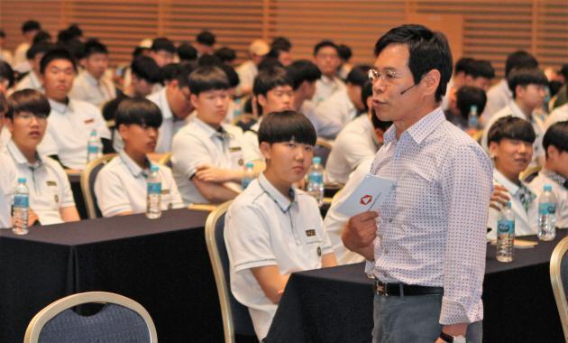 김성관 전기공사공제조합 이사장이 지난 5월 열린 2018 전기공사엑스포에 참가한 학생들을 대상으로 강연을 실시하고 있다.
