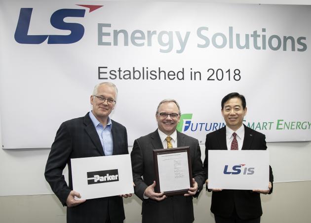 (사진 왼쪽부터)폴 호벳 파커 하니핀 부사장, 짐 홀셔 LS Energy Solutions 사장, 오재석 LS산전 전력사업본부장이 영업 양수도 계약 체결하고 있다. 