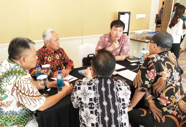 지난 4일부터 6일까지 인도네시아 자카르타 중소기업부 청사 대강당에서 ‘한-인니 광융합산업 비즈니스 설명회 및 수출상담회’가 열렸다. 국내 관계자와 인도네시아 현지 바이어가 제품에 대한 의견을 나누고 있다.