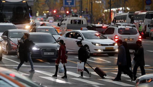 미세먼지 비상저감조치가 내려진 지난달 7일 오후 서울 명동 도로에서 먼지와 먹구름에 자동차들이 전조등을 켜고 운행하고 있다.