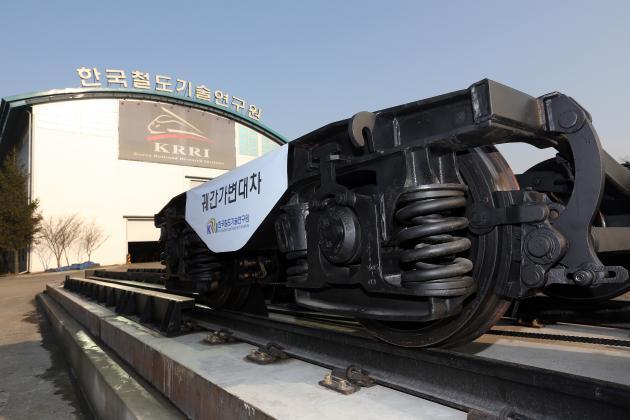 한국철도기술연구원이 개발한 궤간가변대차 모습.