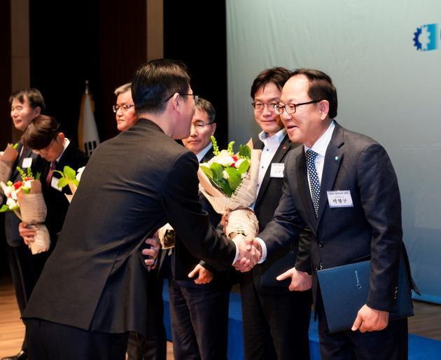 지난 10일 대한상공회의소에서 열린 '제25회 기업혁신대상'에서 박형구 한국중부발전 사장이 산업통상자원부장관상과 최우수 CEO상을 받고 있다.