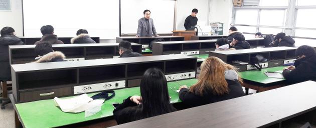 김갑상 부산시회장은 신라대학교 전기전공 학생들을 대상으로 강연했다.