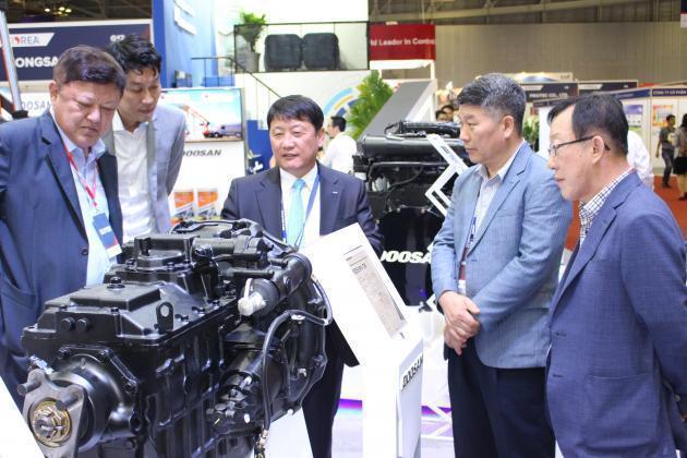 12~14일 베트남 호찌민 사이공 전시컨벤션센터에서 열린 ‘2018 베트남 국제기계산업대전’에서 현지 바이어들이 차량용 엔진을 살펴보고 있다.