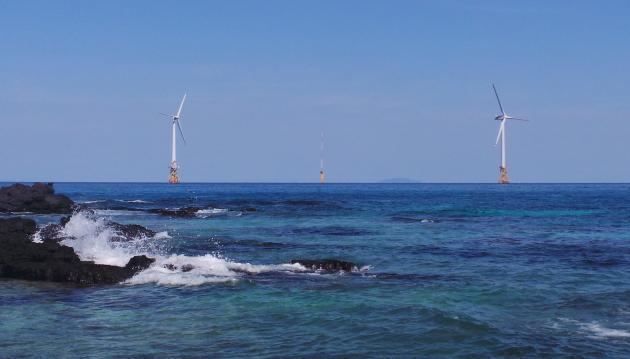 제주 월정 앞바다에 설치된 해상풍력발전단지 일부 전경