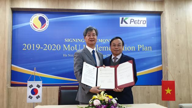 손주석 이사장(왼쪽)과 베트남 표준계량품질원 쩐 반 빈(Tran Van Vinh) 원장이 2019-2020 MOU 이행계획에 서명한 후 기념촬영을 하고 있다.