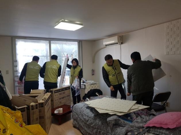 석유관리원 충북본부 임직원이 13일 진천읍 소외 가정에 폼 블럭을 설치하고 있다.