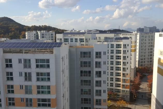 아파트 옥상에 태양광 설비를 설치한 자곡 래미안포레 전경.