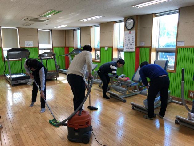 13일 경주시 장애인 종합복지관에서 한국원자력환경공단 신입사원들이 봉사활동을 하고 있다.