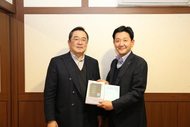 구자열 LS그룹 회장(왼쪽)이 신규 임원 LS산전 박석원 이사에게 책을 선물하고 있다.