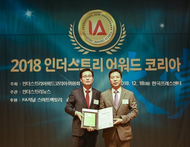 현대일렉트릭이 지난 18일 서울 한국프레스센터에서 열린 ‘2018 인더스트리 어워드 코리아(Industry Award Korea 2018)’에서 ICT 산업선도대상을 수상했다. 조용운 현대일렉트릭 인더스트리 본부장(오른쪽)과 최정식 인더스트리어워드 코리아 위원회 위원장의 모습.
