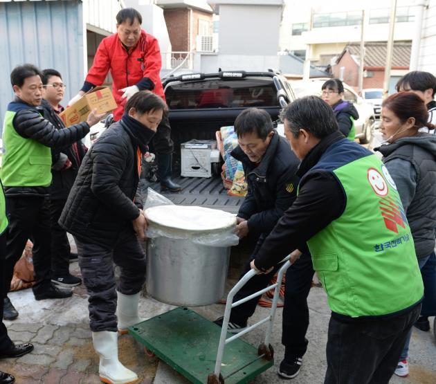 18일 경북 김천시 평화동 '야고버의 집'에서 한국전력기술 직원들이 짜장면 무료급식 준비를 하고 있다.