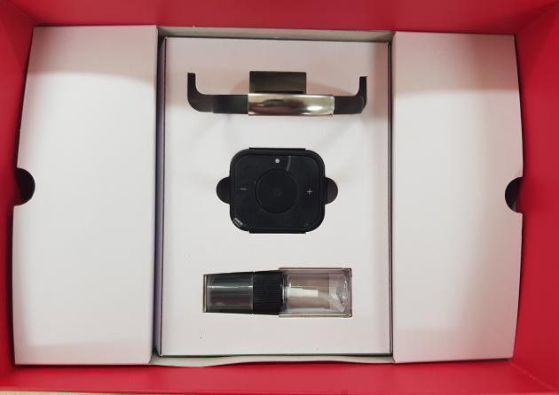 바디프랜드 ‘핏타임’ 박스 개봉 모습. 위쪽부터 USB 충전케이블, 리모컨, 스프레이.