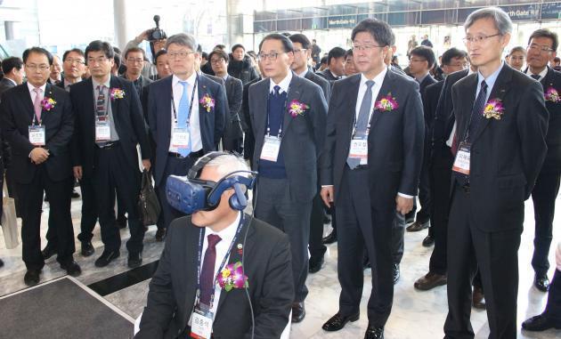 김종석 기상청장이 지난 21일 서울 코엑스에서 개최된 ‘발전기술컨퍼런스 2018’에서 가상현실(VR)을 체험하고 있다.