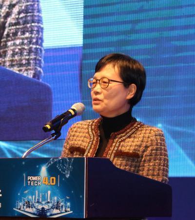 지난 21일 서울 코엑스에서 개최된 ‘발전기술컨퍼런스 2018’에서 고미숙 작가가 ‘몸과 인문학: 삶의 주인으로 산다는 것’을 주제로 인문학 강연을 하고 있다.