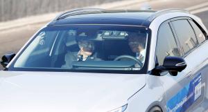 문재인 대통령이 지난 2월 경부고속도로 만남의 광장에서 현대자동차의 수소자율차 넥쏘(NEXO)를 타고 판교창조경제밸리 기업지원허브로 향하고 있다. 