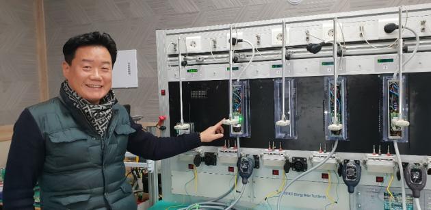 전종선 한국파워텍 대표가 전력량계와 휴대용 전기차 충전기를 동시에 시험할 수 있는 계량장비를 소개하고 있다.
