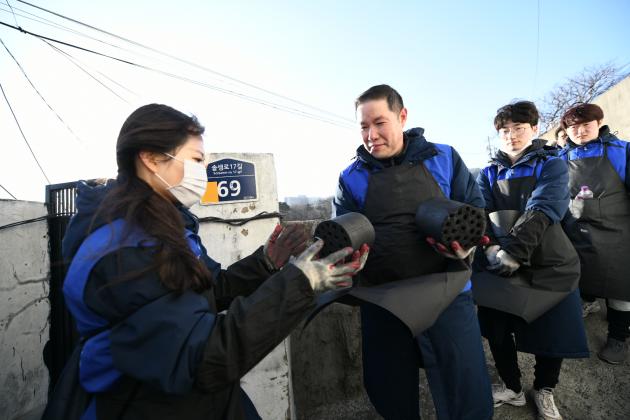 효성 53기 신입사원들과 조현상 효성나눔봉사단장(총괄사장, 왼쪽에서 두 번째)이 8일 오후 정릉동 일대에서 ‘사랑의 연탄 나눔’을 펼쳤다.