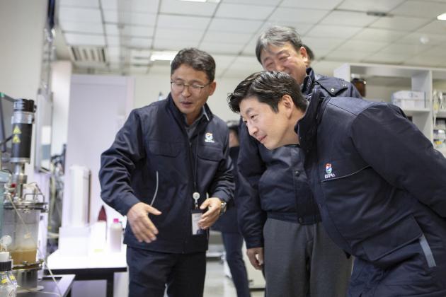GS칼텍스 허세홍 사장(앞 줄)이 10일 대전 기술연구소 방문해 시설을 둘러보고 있다.
