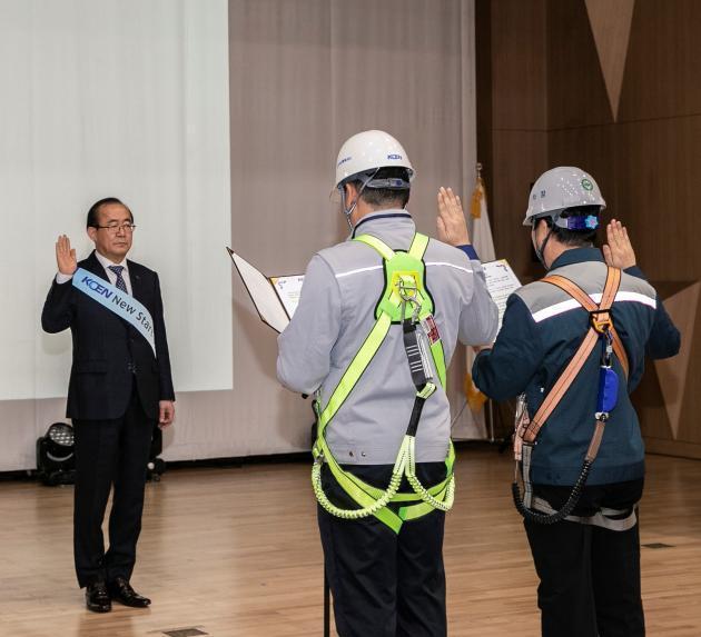 유향열 한국남동발전 사장을 비롯한 임직원들이 10일 ‘KOEN New Start-Up Safety 운동 선포식’에서 안전선서를 하고 있다.