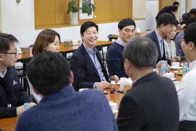 GS칼텍스 허세홍 사장(뒷줄 왼쪽 세번째)이 10일 대전 기술연구소를 방문해 임직원과 점심식사를 하며 대화를 나누고 있다.