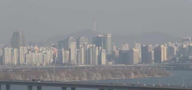 수도권에 올해 첫 미세먼지 비상저감조치가 시행된 13일 오후 서울 여의도 국회에서 바라본 남산타워를 비롯한 도심이 미세먼지로 뿌옇게 보이고 있다. 