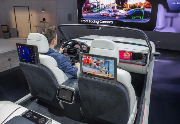 CES 2019에서 삼성전자 모델이 개인에게 최적화된 환경과 인포테인먼트 시스템을 제공하는 차량용 ‘디지털 콕핏 2019’를 시연하고 있다. 